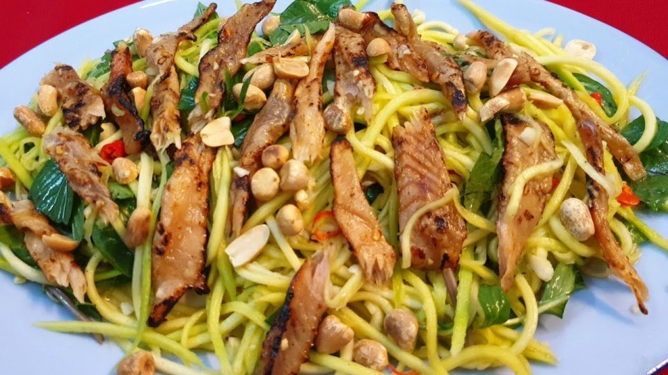 Gỏi xoài khô cá lóc có món nước chấm mắm me “thần thánh”