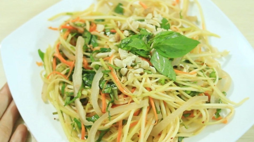Gỏi xoài da heo chua chua, thơm thơm cùng vị béo hấp dẫn
