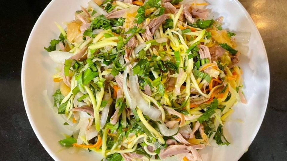 Gỏi gà xoài xanh khiến người ăn chảy nước miếng