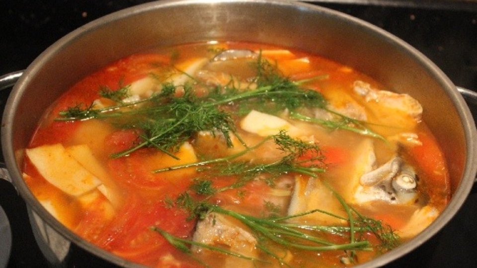 Canh cá da bò thường được nấu với me