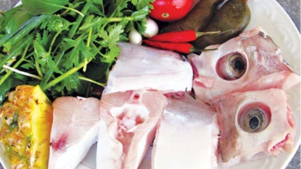 Lẩu cá da bò có thể ăn kèm với rau nhúng