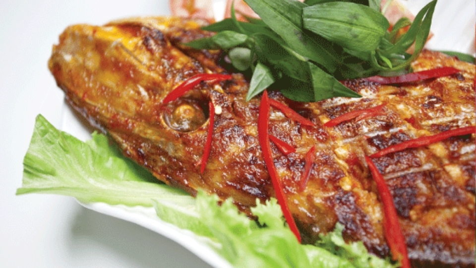 Món ăn này có thể chấm kèm muối tiêu chanh, mắm ớt,...