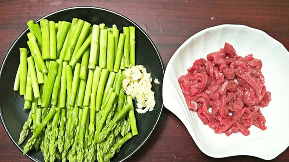 Nguyên liệu dùng làm món măng tây xào thịt bò