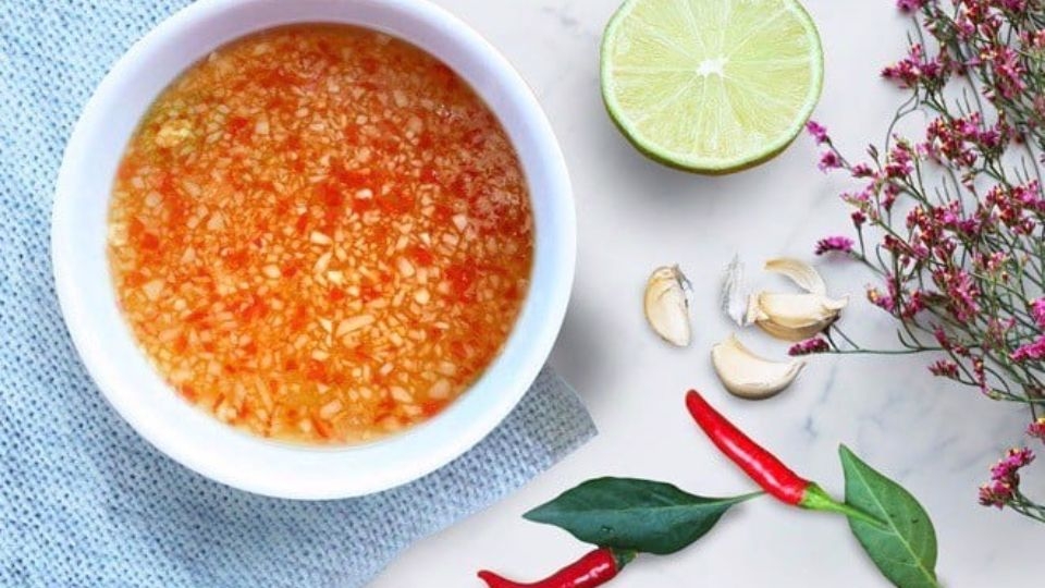 Tiến hành pha nước chấm bún theo tỉ lệ: 1 đường + 0.5 giấm + 1,5 nước mắm + 4 nước sôi để nguội