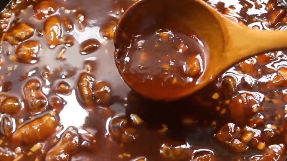 hột vịt lộn xào me 3