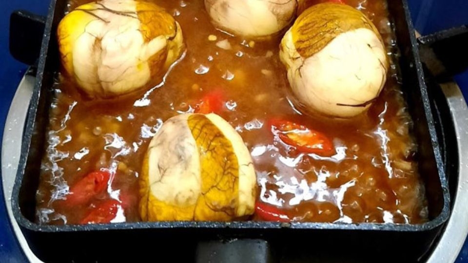 hột vịt lộn xào me 4