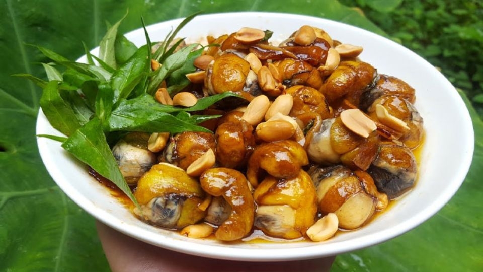 hột vịt lộn xào me 5