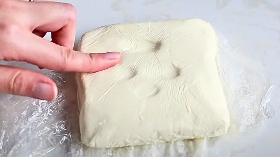 Độ mềm đạt chuẩn của Cream cheese để sử dụng làm bánh