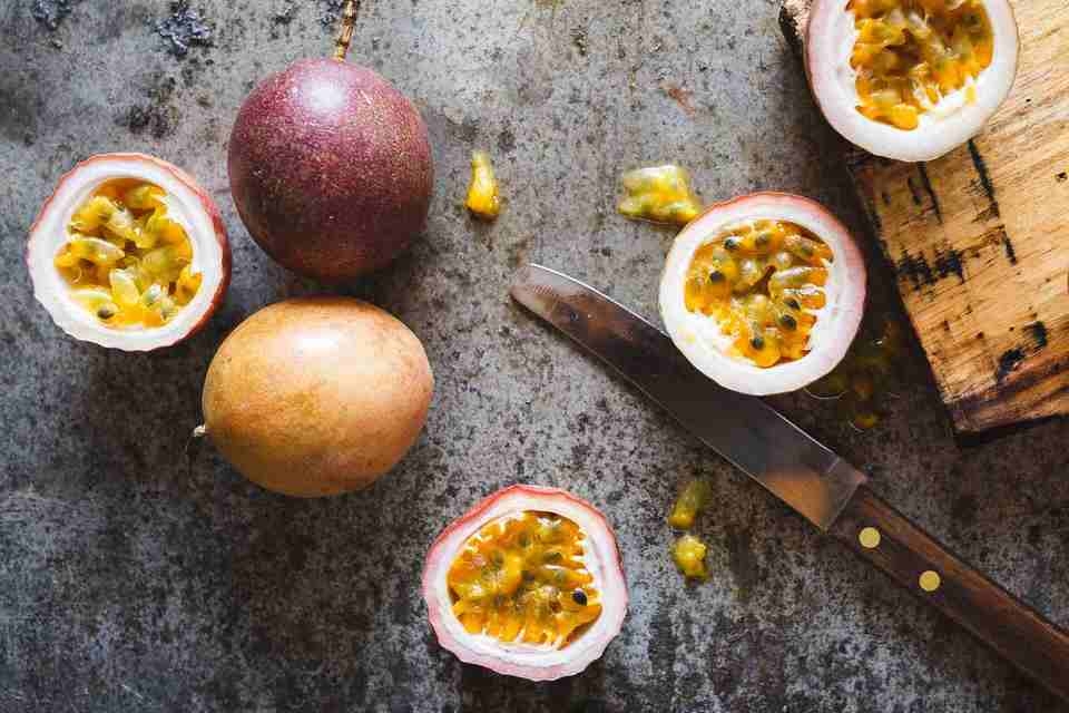 Cắt các lát chanh dây