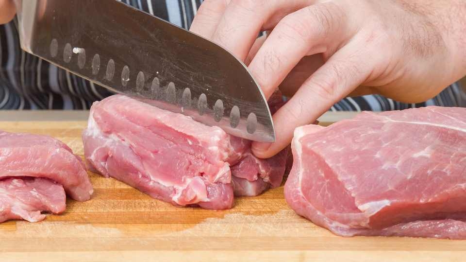 Thái thịt thành các miếng nhỏ