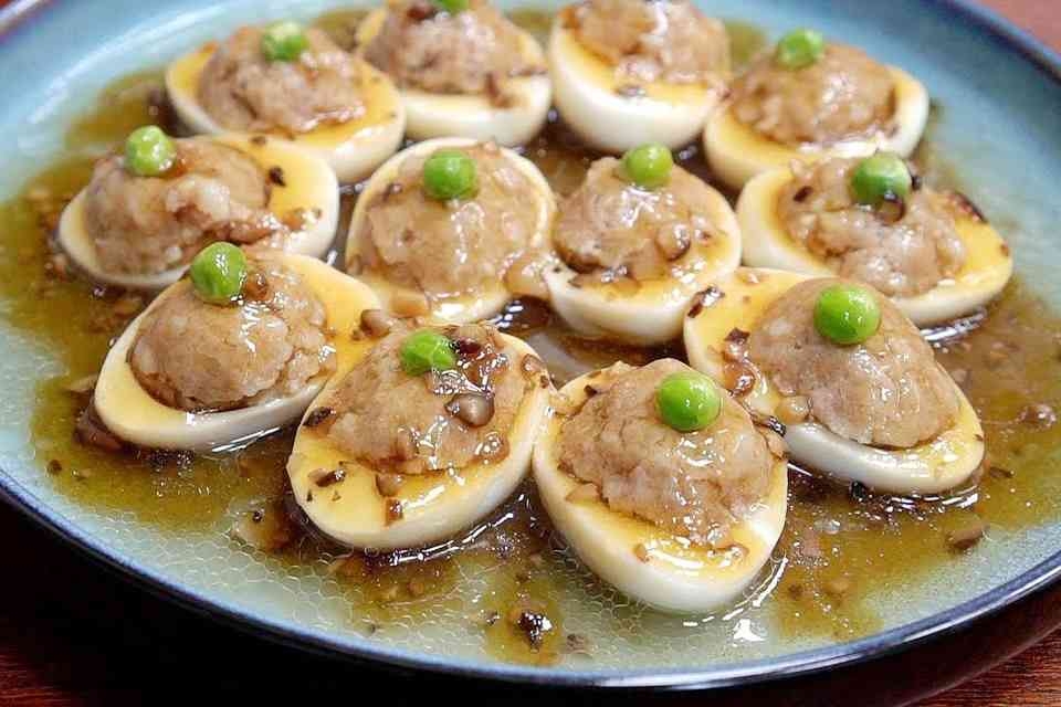 Chuẩn bị món trứng nhồi thịt