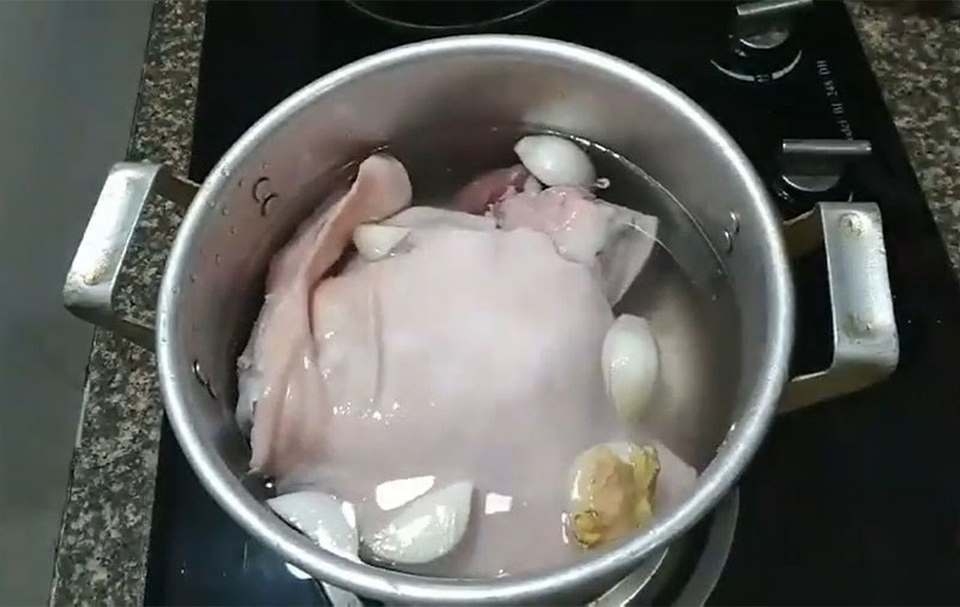 Luộc mềm thịt tai heo