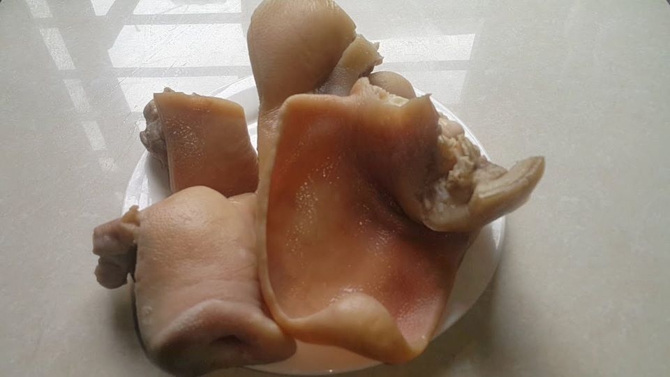Luộc chín phần tai heo