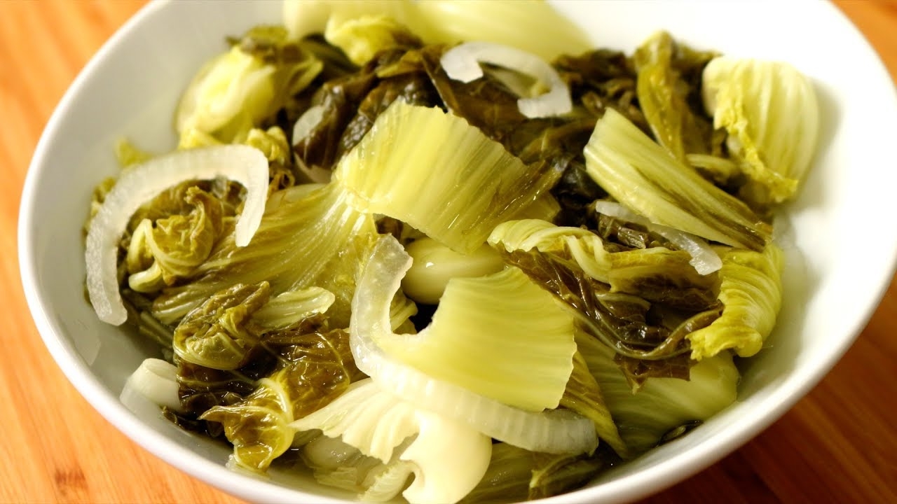 Thêm nguyên liệu cải dưa vào món ăn