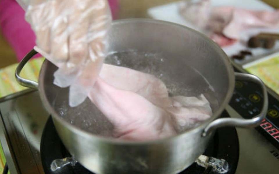 Luộc tai heo ngập nước