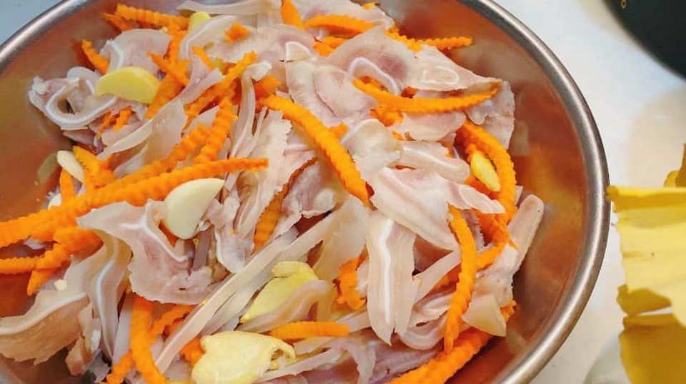 Ngâm tai heo trong giấm chua