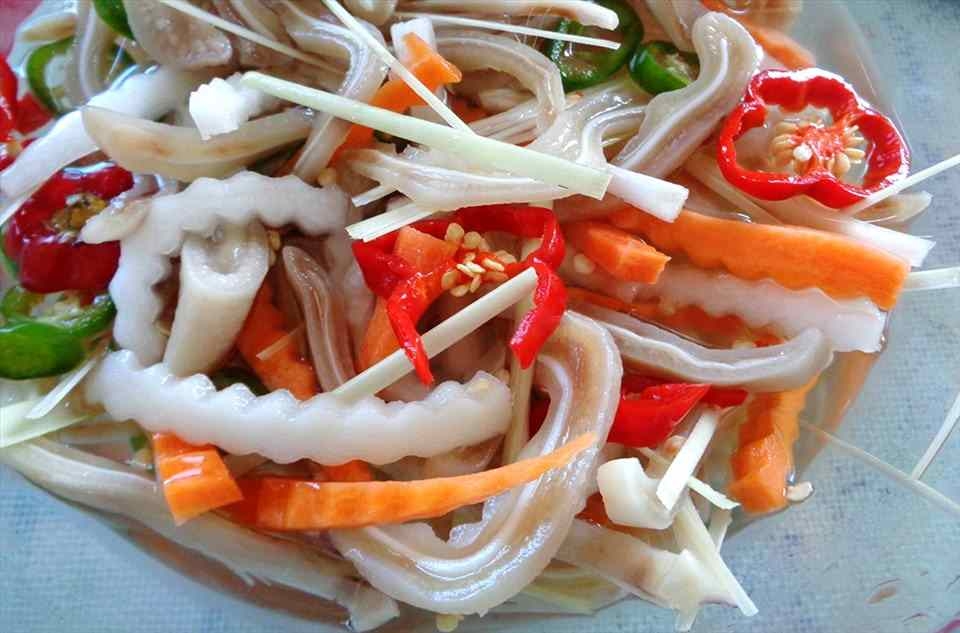 Thưởng thức món ăn thơm ngon