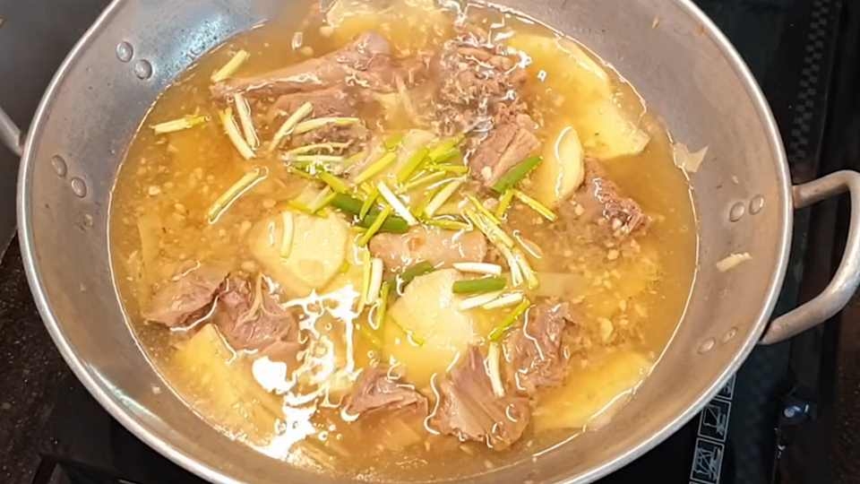 Chuẩn bị nước dùng với bún 