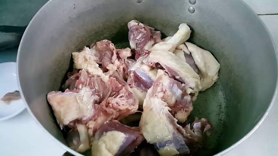 Chặt từng miếng thịt vịt vừa ăn 