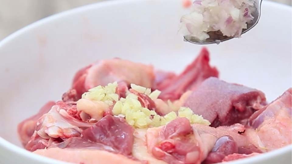 Ướp thịt vịt với gia vị 