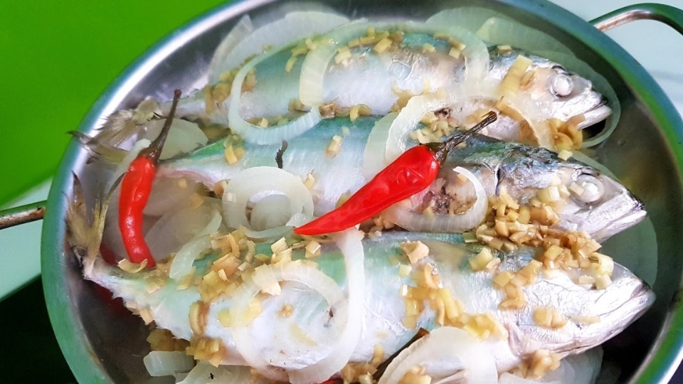 bạn cũng có thể ăn món cá bạc má hấp cùng với giấm cùng với bánh tráng và cuộn cùng với rau sống và bún tươi