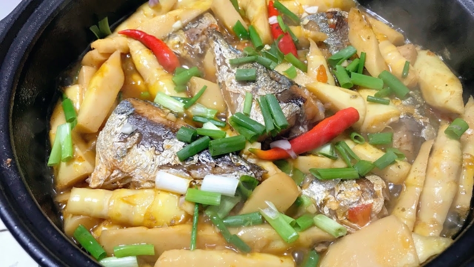 Cá bạc má kho với măng