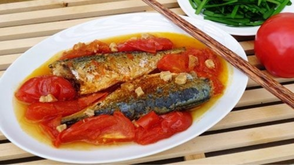 Cá bạc má kho với sốt cà chua