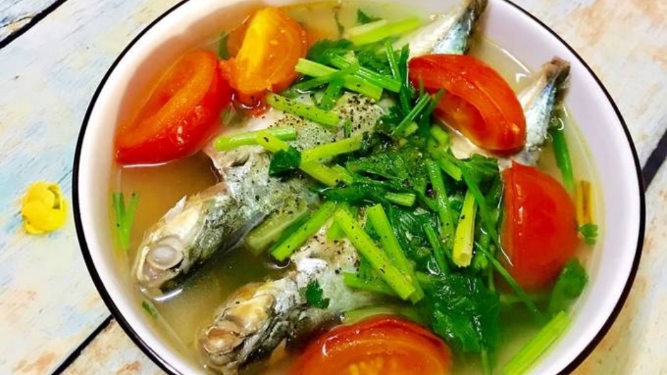 Để tăng thêm hương vị được thêm phần kích thích cho món ăn này, bạn cũng có thể chấm kèm cá với bát nước mắm thêm một vài lát ớt cay cay