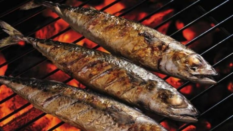 Món cá bạc má được nướng cùng tỏi ớt