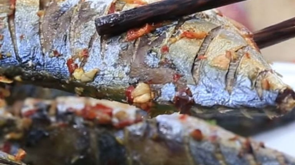Cá bạc má nướng lá quế