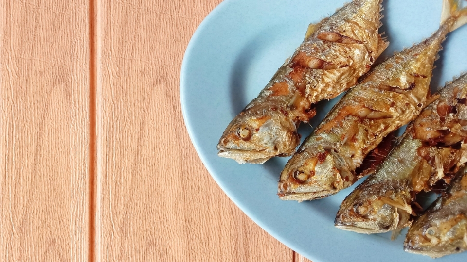 Cá bạc má chiên giòn rụm