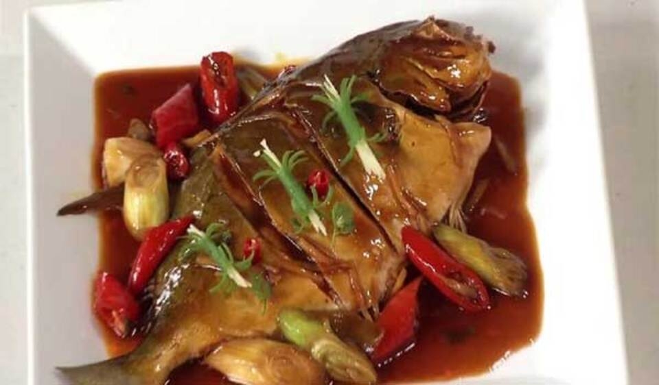 Cá chim kho ớt gừng rất thích hợp ăn với cơm nóng