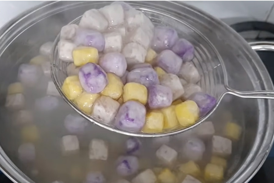 Luộc khoai để làm chè bà ba