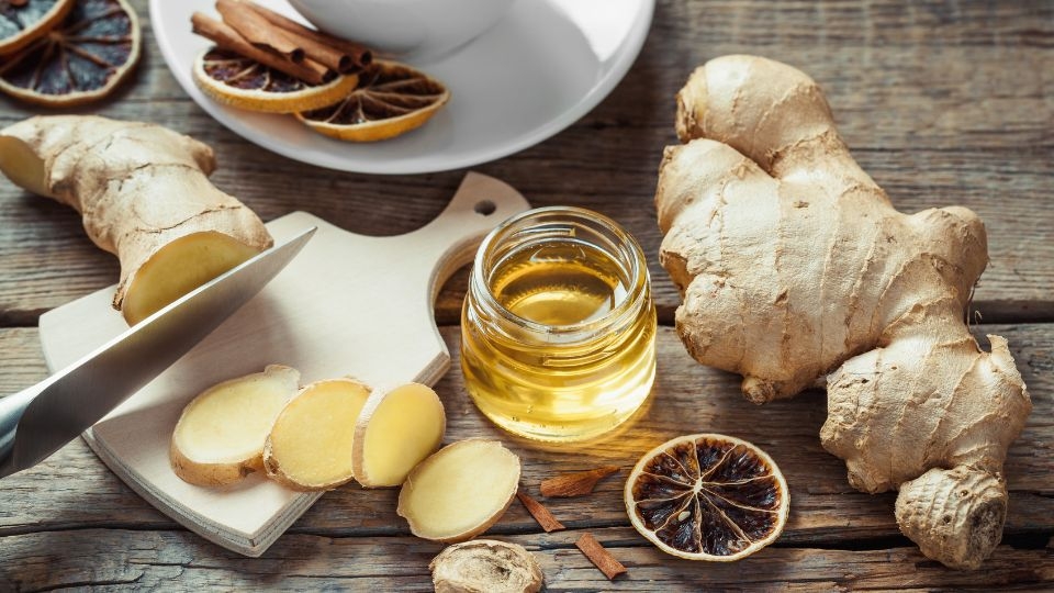 Gừng đem thái lát thật mỏng xếp vào hũ gọn gàng rồi đổ mật ong nguyên chất lên