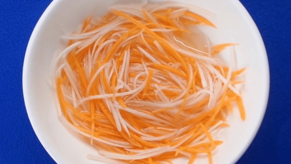 Làm đồ chua ăn kèm