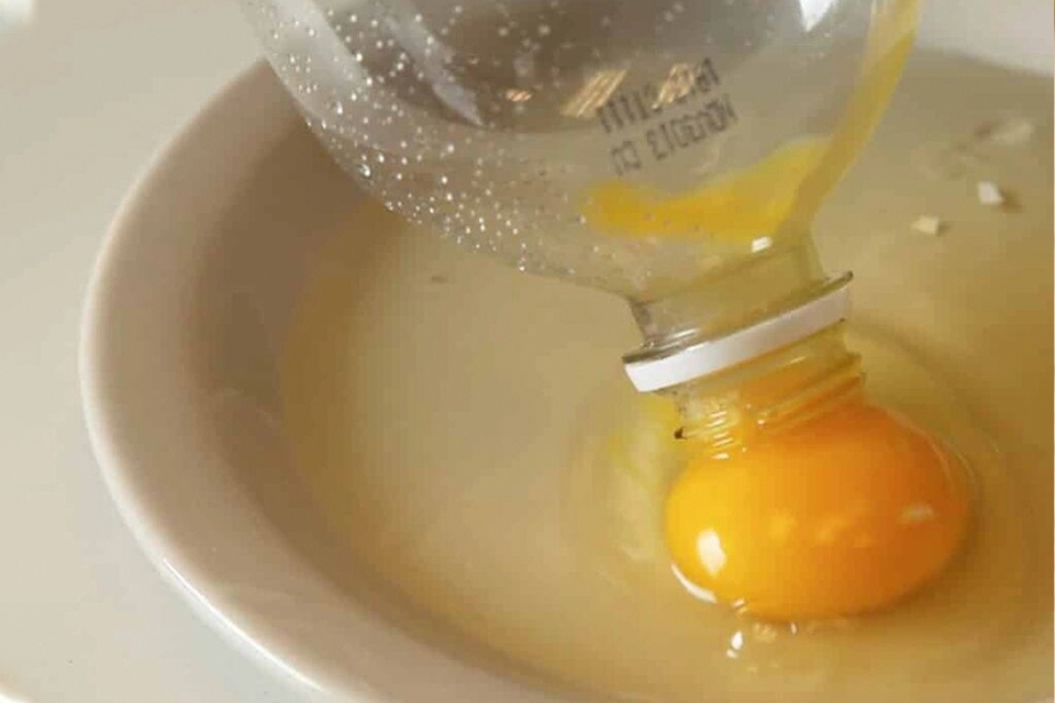 Tách lòng đỏ trứng bằng vỏ chai nhựa