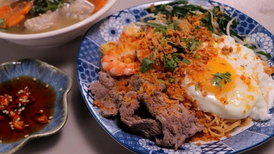 Mì trộn muối ớt cay cay nhưng rất hấp dẫn cùng các topping ăn kèm