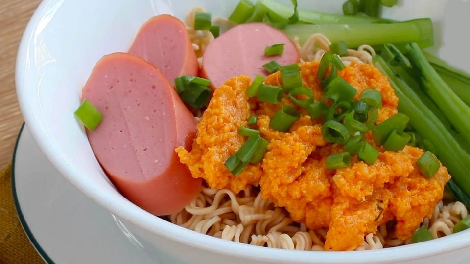 Mì trộn trứng muối độc đáo, dễ ghiền