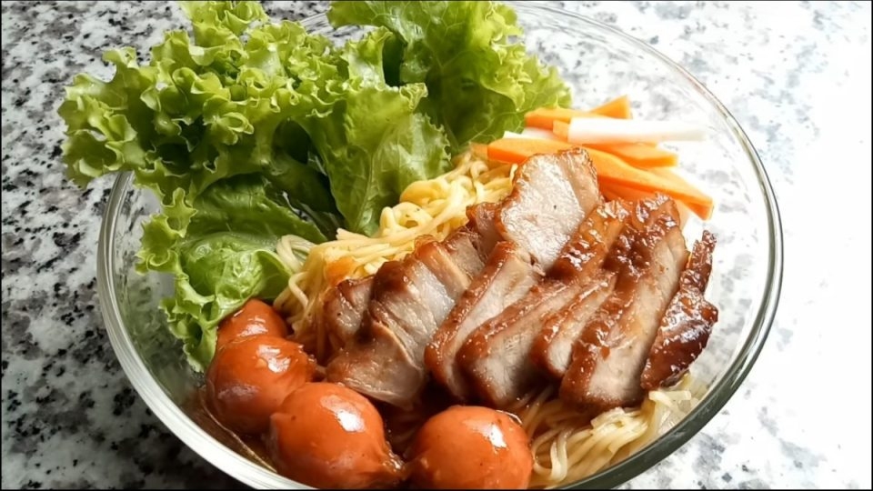 Mì trộn xá xíu với những lát thịt đẫm vị