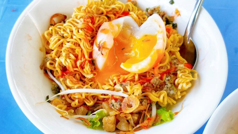 Mì trộn trứng lòng đào làm nhanh gọn nhưng có hương vị đậm đà