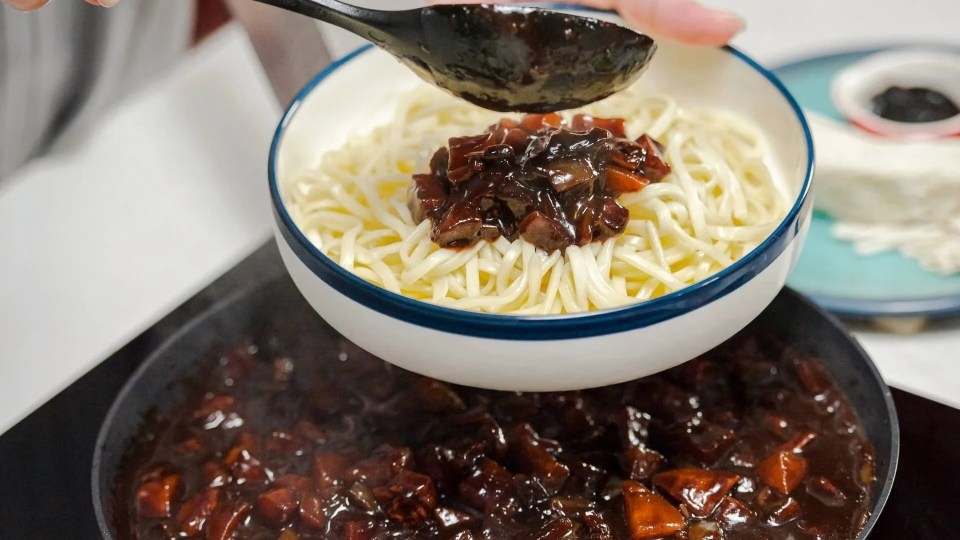 Mì trộn tương đen mang lại hương vị khó tả