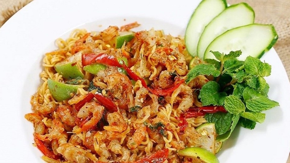 Mì trộn chua cay mang hương vị ẩm thực Thái Lan