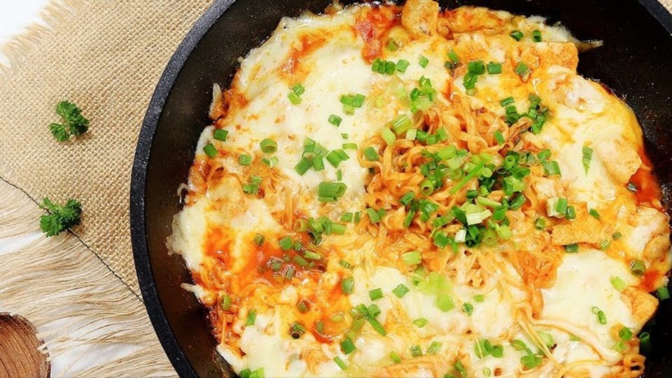 Mì trộn phô mai béo ngậy khiến người ăn không thể rời đũa