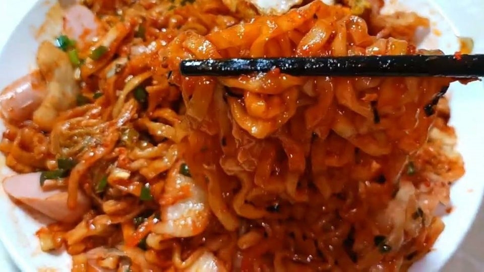 Mì trộn cay nồng khiến người ăn phải hít hà
