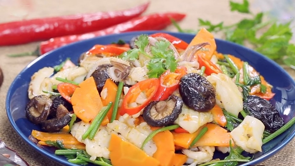 Mực xào nấm là món ăn nhiều dinh dưỡng