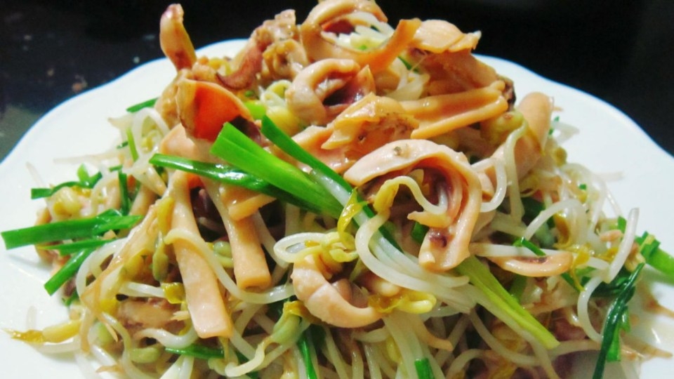 Mực xào giá là món ăn đơn giản nhưng thích hợp cho bữa cơm gia đình