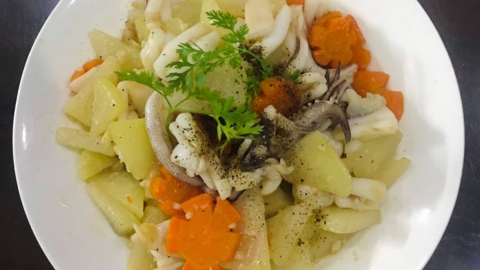 Mực xào su hào đáp ứng các tiêu chí thơm ngon, bổ dưỡng, đẹp mắt