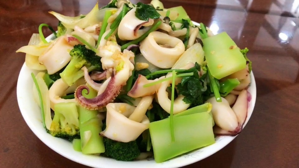 Mực xào bông cải giàu chất xơ và vitamin