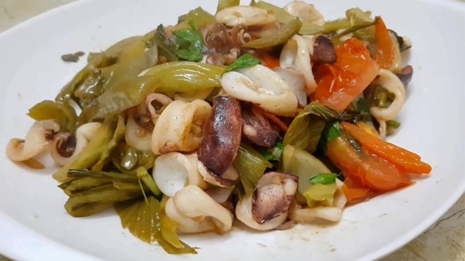 Mực xào dưa cải lạ miệng giúp thay đổi khẩu vị cho bữa cơm