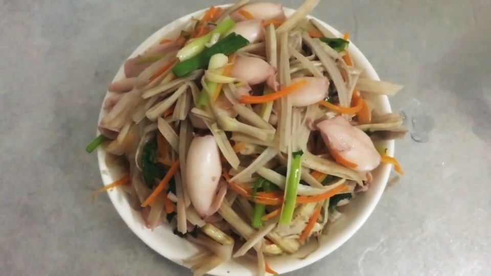 Mực xào ngó sen giòn giòn, ngọt ngọt càng tăng thêm sự hấp dẫn